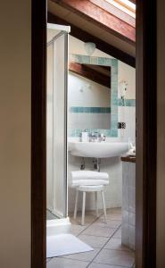 ein Bad mit einem Waschbecken und einem Spiegel in der Unterkunft La Locanda del Borgo in Torrechiara