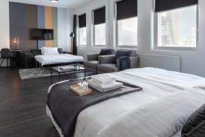 レイキャビクにある201 Hotelの大きなベッドとリビングルームのある寝室 +79枚の写真