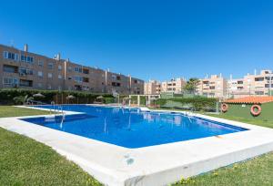 Bazén v ubytovaní Sandy Playa Golf Málaga con Parking alebo v jeho blízkosti