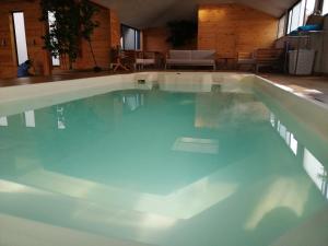 Bazén v ubytování Hotel Diego de Velazquez nebo v jeho okolí