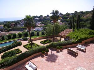 einen Luftblick auf einen Park mit Bänken und Bäumen in der Unterkunft Can Mora de Dalt in Sant Vicenç de Montalt