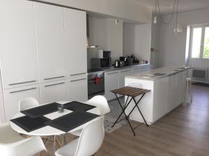 Cuisine ou kitchenette dans l'établissement Appartement Design I - Port du Rosmeur - Douarnenez
