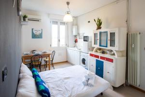 un soggiorno con divano e una cucina di Apartment - Sacchini 16 a Milano