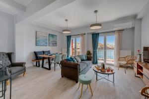 埃尔莫波利斯Anaria Blue Suite的客厅里有一张沙发和一张桌子。