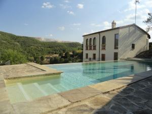 una gran piscina junto a un edificio en Ca l' Ermitanyo- Casa Torre Blanca, en Súria