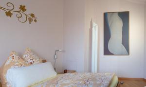 ein Schlafzimmer mit einem Bett und einem Wandgemälde in der Unterkunft Ferienwohnung Unter dem Schwalbennest in Wachenheim an der Weinstraße