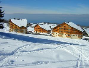 eine Gruppe von Gebäuden im Schnee in der Unterkunft Appartement Yeti Immobilier 2 in Thollon