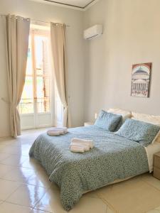 una camera da letto con un letto e due asciugamani di A Casa di Titto guest house a Napoli