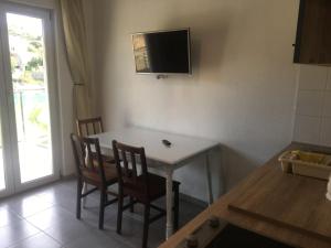 TV a/nebo společenská místnost v ubytování RIVA Seafront holiday apartments
