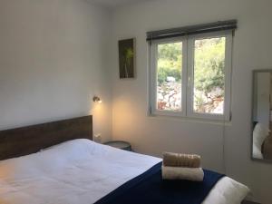 Un pat sau paturi într-o cameră la RIVA Seafront holiday apartments