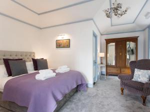 - une chambre avec un lit et des serviettes dans l'établissement Lancrigg, à Grasmere