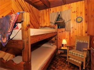 a bedroom with two bunk beds in a cabin at Cedarwood Lodge in Penfield