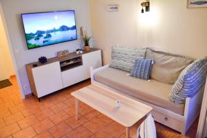 Et tv og/eller underholdning på Cottage 40 **** Beach Golf Surf à pieds