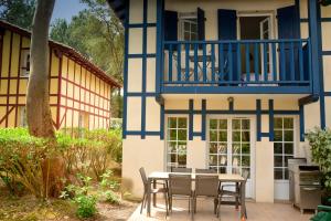 En balkon eller terrasse på Cottage 40 **** Beach Golf Surf à pieds