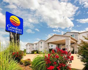 Comfort Inn & Suites Ponca City near Marland Mansion في Ponca City: علامة امام مبنى به فندق