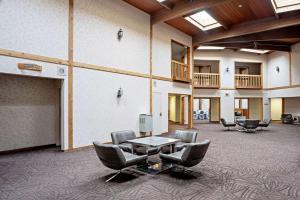 een grote kamer met stoelen en een tafel erin bij Quality Inn Frontier at US Hwy 30 in Clinton