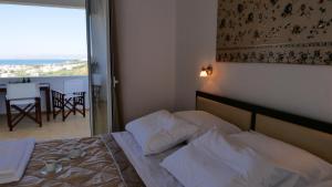 una camera con letto e vista su un balcone di Thea Apartment ad Agia Marina Nea Kydonias