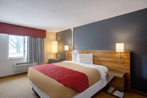 Säng eller sängar i ett rum på Quality Inn Frontier at US Hwy 30