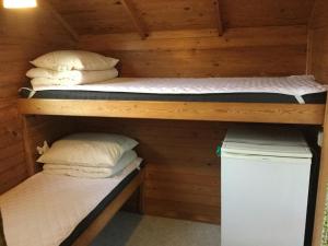Postel nebo postele na pokoji v ubytování Egtved Camping Cottages