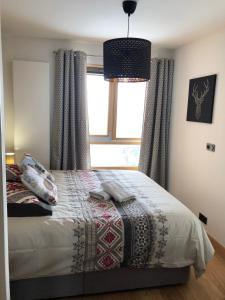 سرير أو أسرّة في غرفة في Ecrin - Appartement B02
