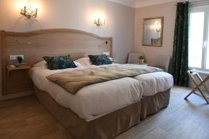 En eller flere senge i et værelse på Hôtel Villa Glanum et Spa