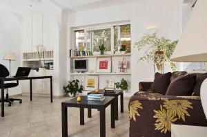 a living room with a couch and a desk at Hotel La Tosca in Capri