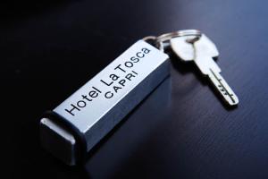 a key chain with the words hoooser on it at Hotel La Tosca in Capri