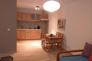 cocina y comedor con mesa y sillas en Villa Sunset, en Paralia Vrachou