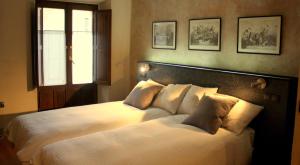 1 dormitorio con 1 cama blanca grande con almohadas en Casa Rural Usategieta en Genevilla