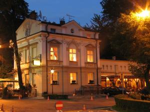 un bâtiment avec des cônes orange devant lui la nuit dans l'établissement Dom Pugetów, à Cracovie