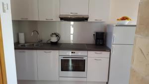 Kuchyň nebo kuchyňský kout v ubytování Apartmani I & J Šerić
