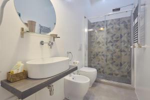 a bathroom with a sink, toilet and bathtub at Better & Better in Palermo