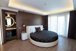 イスタンブールにあるイスタンブール ドラ ホテルのベッドルーム(大型ベッド1台、鏡付)