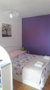 Postel nebo postele na pokoji v ubytování Apartments Trešnja