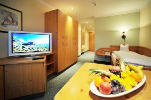 TV a/nebo společenská místnost v ubytování Thermal-Badhotel Kirchler