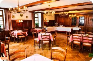 A restaurant or other place to eat at Hotel zum Ochsen