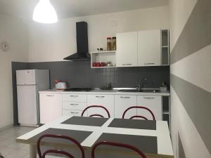 Kuhinja ili čajna kuhinja u objektu Appartamenti Le Mimose