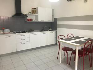 Kuhinja ili čajna kuhinja u objektu Appartamenti Le Mimose