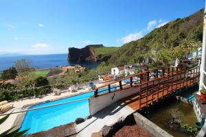 uma piscina com vista para o oceano em Quinta Do Canavial em Velas