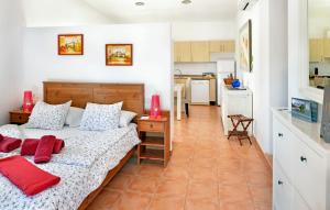 a living room with a bed and a kitchen at Agroturismo Fincahotel Son Pou in Felanitx