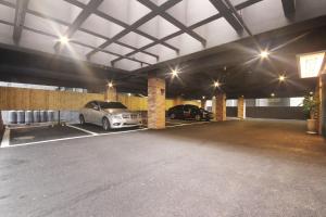 釜山にあるBrown Dot Hotel Seomyeonの駐車場(2台分)