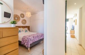una camera con letto e specchio di Beach Apartment in the heart of Tamariu a Tamariu