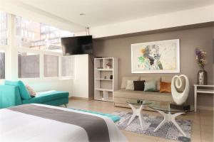 ein Wohnzimmer mit einem Bett und einem Sofa in der Unterkunft Premier apartment in the heart of Mexico 802 in Mexiko-Stadt