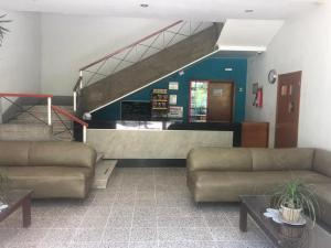 un vestíbulo con dos sofás y una escalera en Hotel Occidental en Guadalajara