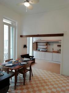a living room with a table and a kitchen at L'escale in Marseille