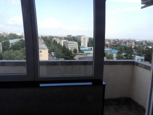 una ventana con vistas a la ciudad en var-ketili, en Tiflis