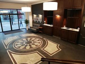 a lobby with a large carpet on the floor at Bristol Economy in Bytom