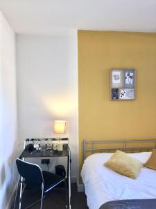 バーミンガムにあるSummerfield Houseのベッドルーム1室(ベッド1台、ランプ付きデスク付)