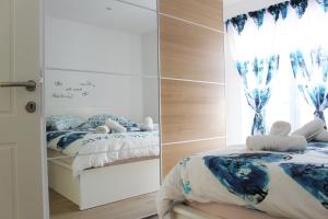 - une chambre avec 2 lits et une fenêtre dans l'établissement Apartment Pino, à Pučišća