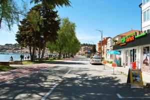 een straat met een auto op straat bij Vila Delfin in Ohrid